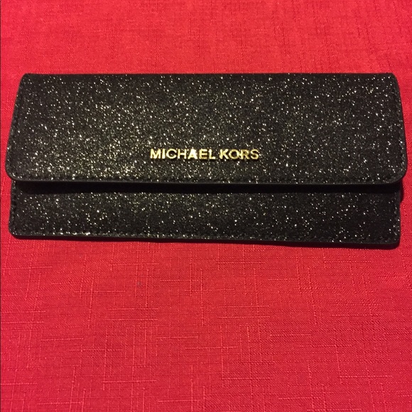 Michael Kors Handbags - Valentine’s Special 💝 Michael Leather Wallet